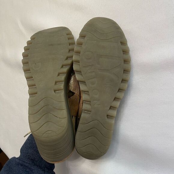 Fly London Womens Yexa916 Wedge Sandal Metallic Luna/Camel Size 40 - Picture 9 of 9